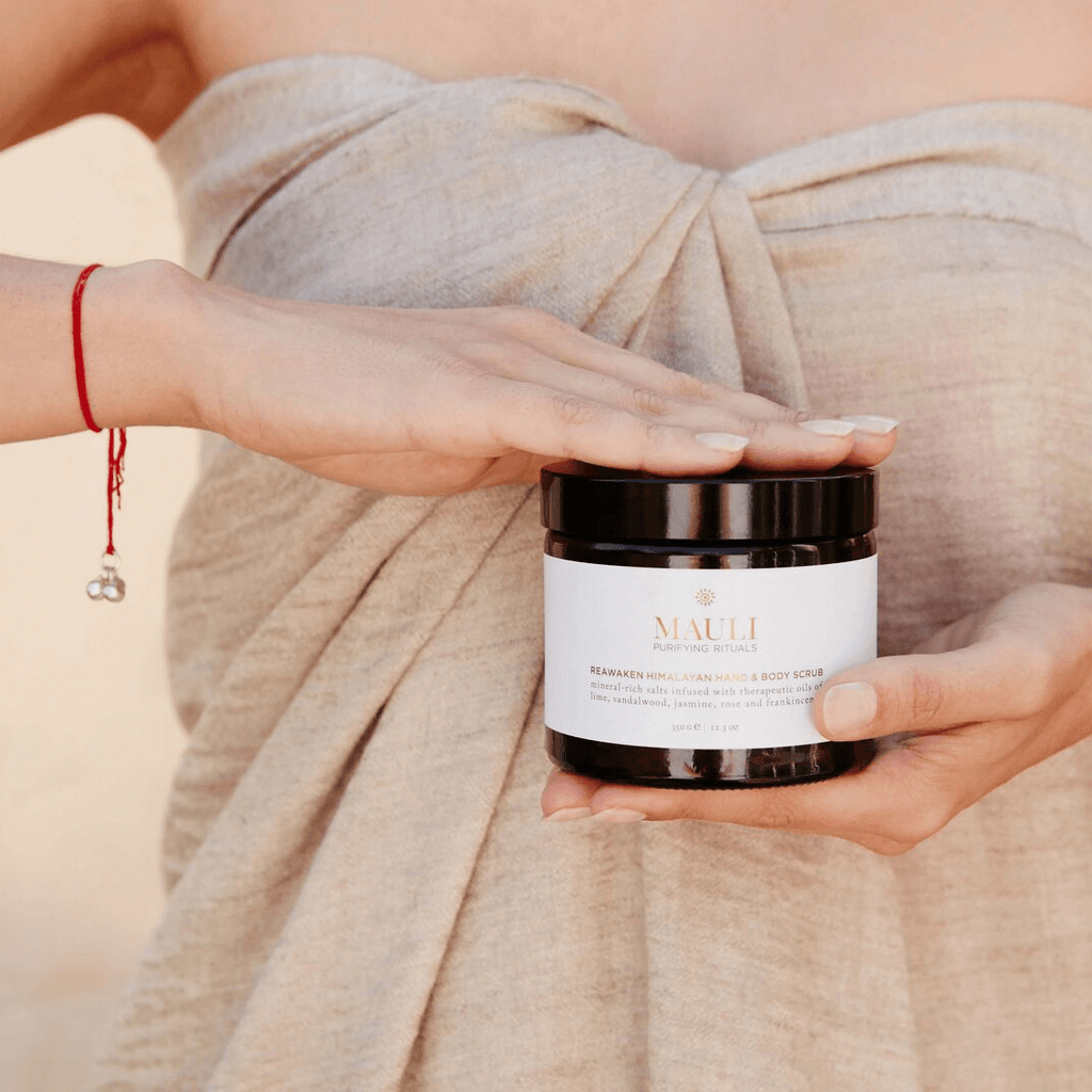 A decadent blend of mineral-rich Himalayan salts, anchored in a nourishing base of organic argan, moringa, almond and coconut, enriched with free-radical fighting vitamin E and infused with a sumptuous bouquet of therapeutic oils. 